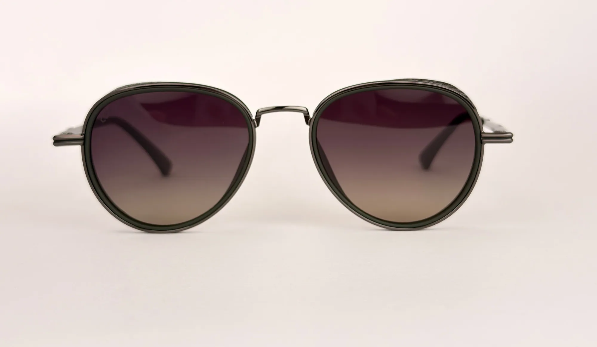 Studio packshot of round sunglasses, front view